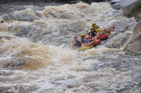 Descendo de bóia as corredeiras do rio Urubuí, em Presidente Figueiredo - AM